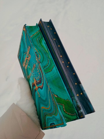 Юля в мире книг в LOOKY. . У серии "яркие стран...