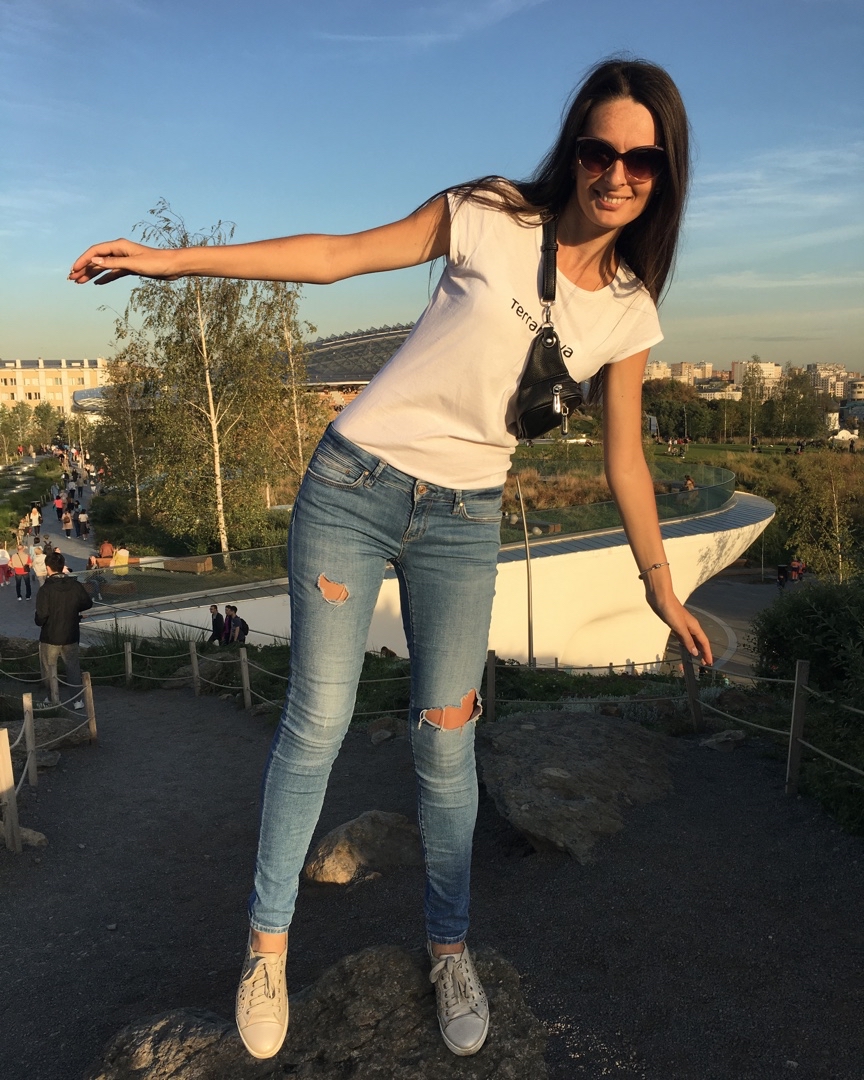 Жизнь в Москве😍 И хотя жутко утомляли расстояния и серость, работа нонстоп.

Но летом я была влюблена в этот город, скучаю❤️
 [#путешествие_в_прошлое](путешествие_в_прошлое) [#ржд_бонус](ржд_бонус) [#москва](москва) [#зарядье](зарядье) [#LOOKY_топ](LOOKY_топ) [#LOOKY_you](LOOKY_you) [#LOOKY_контент](LOOKY_контент) [#LOOKY](LOOKY) 