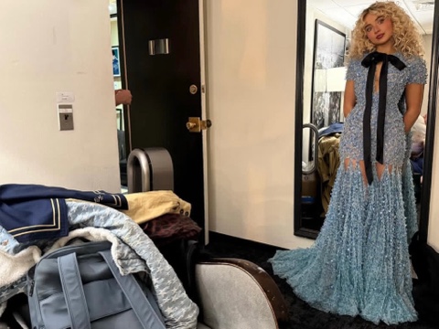 Sabrina Carpenter в LOOKY. . SNL countdown 🙂‍↕️�...