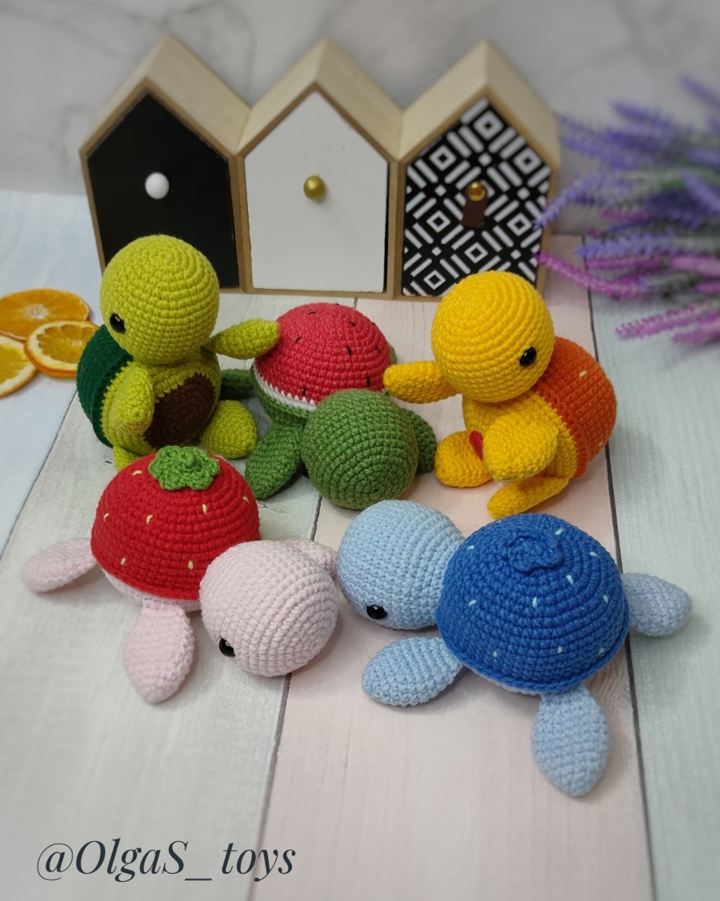 Черапашки-ягодки😋🐢

📐 Размер 12х7 см
🧶 Выполнены из пряжи: хлопок/акрил
👀Глазки на безопасном креплении. 
❗В наличии, готовы к переезду в новый дом🏡 
❗Каждая игрушка индивидуальна и может отличаться от фото 
❗Под заказ, время ожидания 3-5 дней ❗ 
🔁 Возможен повтор в любом цвете 
💰 Цена 1000₽ + 🚚 доставка по всей РФ
💸Цена указана за одну черепашку
🎁Упаковка: коробочка из плотного картона 

#игрушки #зефирныеигрушки #плюшевыеигрушки #плюшки #OlgaS_toys #игрушкиручнойработы #подаркиручнойработы #амигуруми #вяжемслюбовью #amigurumi #toys #knitting #handmade #вязаныеигрушки