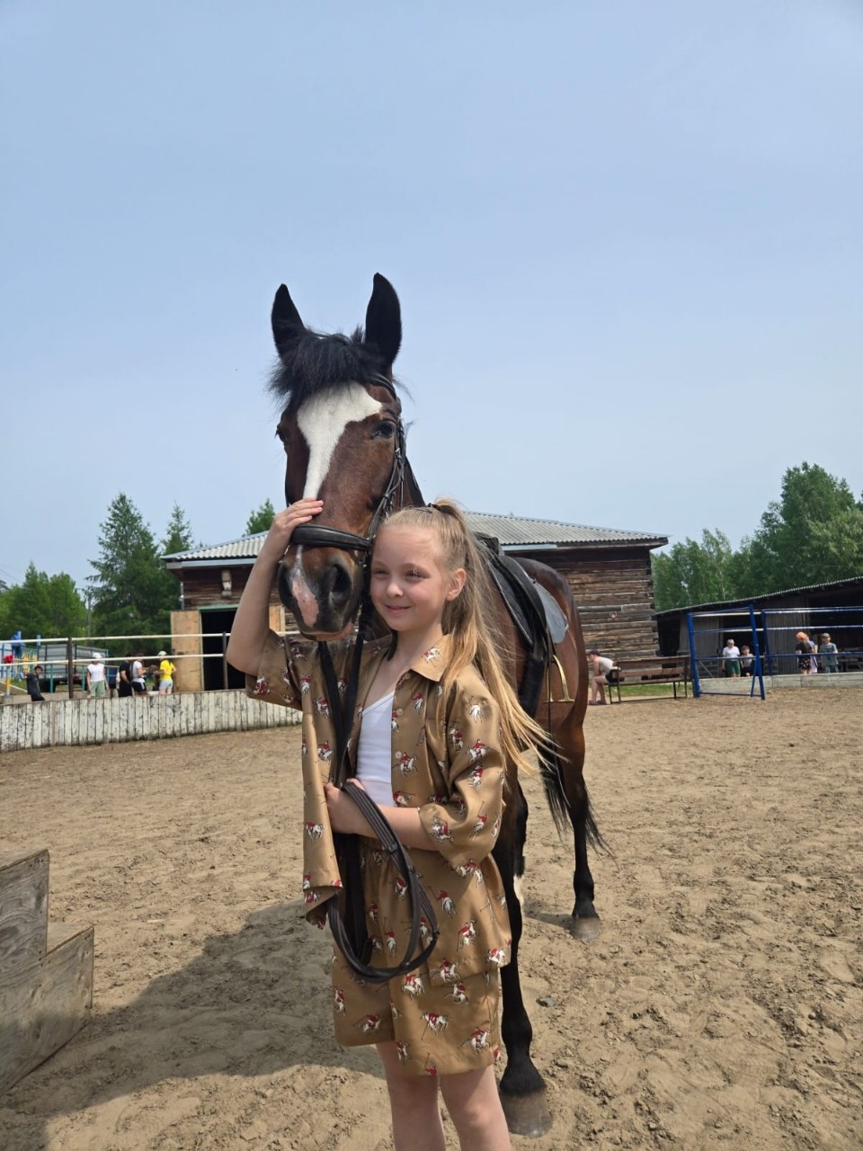 Привет от Дарьи в костюме из шёлка с принтом из ста жокеев🏇
Даша очень любит лошадей, поэтому мама заказала для неё этот костюмчик❤️‍🔥
#пошивназаказ #мояработа #индивидуальныйпошив
#тренды #актуально #шёлк