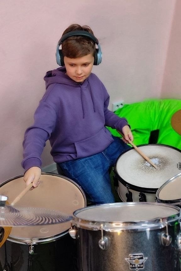 Малой | Сердце группы

🥁 Барабаны

•Его практически не видно на сцене, но слышно — лучше всех.  

•Для него YOLO — это не просто девиз, а возможность полностью отдаться любимому делу: игре на барабанах.