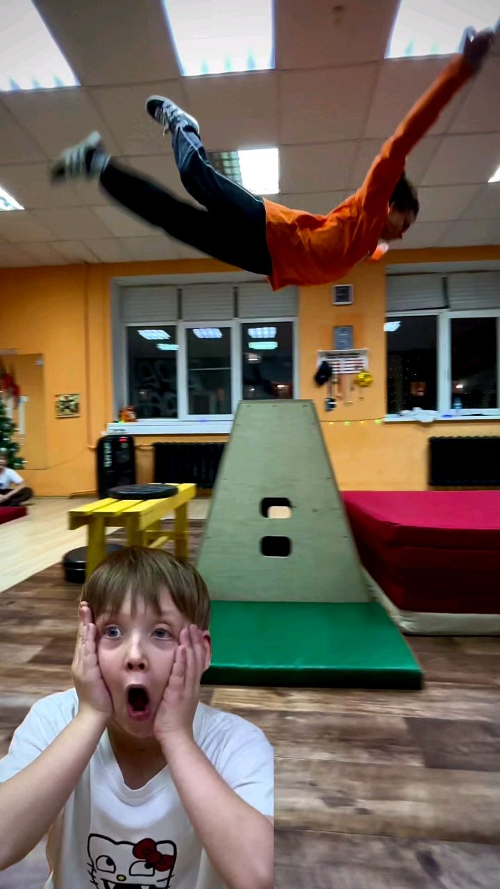 Павел Тигр в LOOKY. #pavelthetigr,#ПавелТигр,#паркур,#акробатика. полет нормальный #pa...