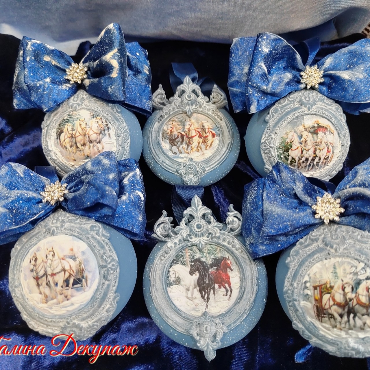 Готовимся к встрече 2026 года по всем правилам! 🐎✨🎄❄️

Готовы покорить новый год?Тогда без его главного символа — грациозных Коней — не обойтись!

Представляю  набор ёлочных игрушек "Три белых коня...." , который не просто украсит вашу ёлку, а станет  талисманом на весь год. Ведь именно кони принесут в ваш дом энергию, успех и стремительное движение к целям!

В наборе :
✨4 шара и 2 медальона упакованы в  крафт коробку 
✨Техника декупаж, выполненная вручную с проработкой каждой детали

Принесите в свой дом дух свободы, силы и благополучия. Такой набор — это не просто украшение, это ваше новогоднее желание, загаданное с верой в чудо!

#символ2026#лошадь2026 #новыйгодлошади #2026год #талисман #подарокнановыйгод #елочныеигрушки #декупаж #ручнаяработа #успех #благополучие #галинадекупаж