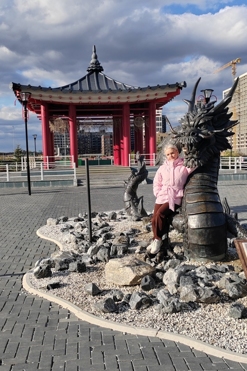 Майские праздники — время, когда можно изучать свой город заново ⛩️. 

Просто гулять по любимым улицам и чувствовать, как тепло возвращается в наш город ☀️. 

В этот раз я посетила Парк Дружды между Россией и республикой Корея, где есть памятник дракону 🐉. Он выглядит так симпатично, что не смогла не сделать с Дракошей  фото на память 🥰. 

А как вы проводите майские праздники? 🤩 

#майские_луки  #майскиепраздники #мойгород #весна2026  #Тюмень