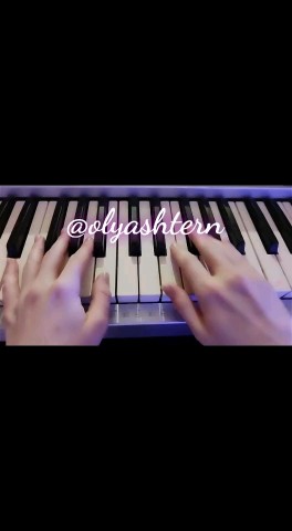 Olya Shtern в LOOKY. #играюнапианино,#валякарнавал. Отгадайте трек💕
#иг...