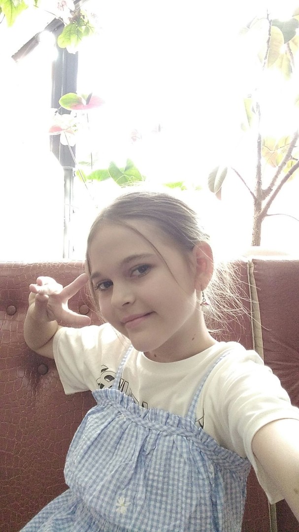 Сижу с родителями в Ресторане😍💕 Там очень красиво!!:) [#Ресторан](Ресторан) [#кушатьподано](кушатьподано) #ждувкусяшек [#мило](мило) [#Красиво](Красиво) 