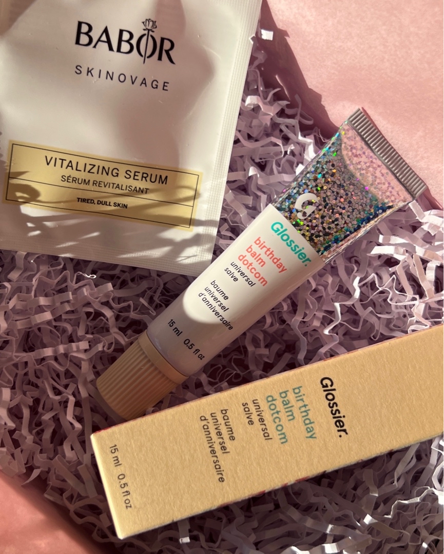 Бальзам для губ Glossier dotcom Birthday 🥳 

Это что-то невероятно красивое и вкусное 🤤

Аромат праздничного торта 🍰

Кстати, эти бальзамы претерпели изменения:
▫️Теперь имеют веганскую формулу без вазелина, ланолина. Их заменили касторовым желе, синтетическим пчелиным воском и витамином Е. «Новая формула может похвастаться восковой текстурой, которая остается на месте и удерживает влагу, делая губы более гладкими»
▫️Появился наконечник-аппликатор
▫️Добавлена фиксация закрытия колпачка для избежания протекания

Довольнааааая😋🫶🏻

#glossier #glossierlipgloss #glossierlipbalm #бальзамдлягуб #бальзам #уходзагубами
