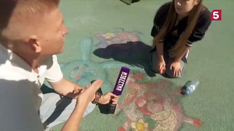 С бензином пока сложно, но слава Богу другую проблему решили. 

Девочку из Болохово, нарисовавшую «Смешариков» на детской площадке, заставили отмывать рисунок. 
В Болохово, Тульская область, на детской площадке разгорелся скандал из-за рисунка на резиновом покрытии. Один из детей во время прогулки изобразил на площадке героев мультфильма «Смешарики» — для этого 10-летняя девочка использовала сухую пастель.

В муниципалитете заявили, что изображение въелось в покрытие. Удалить его водой и растворителем не удалось. Тогда представители администрации обратились в полицию с просьбой установить личность ребенка и его родителей.
Сама девочка не поняла, почему ее творчество вызвало столько негатива: для ребенка это был просто способ сделать площадку ярче и веселее. Более того, когда на «место происшествия» прибыли журналисты на камеры попало, как девочка с помощью обычной губки успешно оттирает свой же рисунок, справилась с тем, с чем чиновники не смогли.

Вы смеетесь, а зря. На юге Москвы есть парк где мы годами собирались, сотни человек тренировались НБ на обычном пустыре годами. Потом его застроили спортивными площадками и попросили нас убраться, потому как построенные спортивные секции не соответствовали нашему виду спорту. Теперь они стоят и практически всегда пустуют, часто и вовсе закрыты, а мы перебрались в другую часть района. Зато по отчетности у чиновников видимо там все хорошо, спорт развивается.