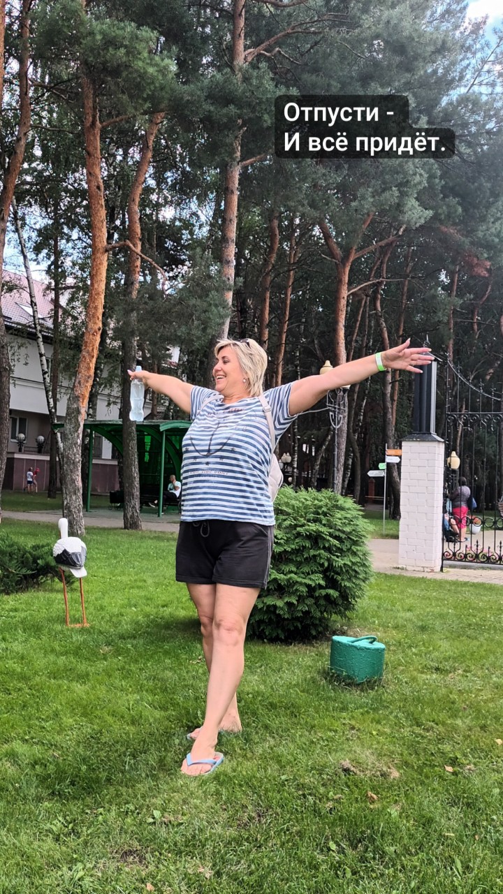 ВСЁ ХОРОШО - НО СПОКОЙСТВИЯ ВСЁ РАВНО НЕТ. 
ПОЧЕМУ?
Всем знакомое чувство и  очень актуально в настоящий момент.

Объективно, с одной стороны, - всё нормально. Работа есть. Семья в порядке. Все живы и здоровы. Никакой катастрофы.

Но расслабиться по-настоящему не получается. 
Где-то внутри тихо, но постоянно что-то напряжено. 
Ощущение такое, что надо что-то сделать, надо куда- то бежать, чтобы не опоздать, что-то не упустить, за чем-то уследить - даже когда вы в отпуске или просто сидите в тишине, напряжение не уходит, не отпускает вас ни на минуту.

И иногда это ощущение вдруг усиливается - казалось бы, без видимой причины. 
Просто, вдруг, становится  как -то очень тревожно, неспокойно.
И совсем непонятно почему и что с этим делать?.

Такое состояние называют фоновой тревогой - и оно очень распространено сегодня, хотя редко обсуждается.
Нервная система, привыкшая к постоянной нагрузке, перестаёт различать "есть реальная угроза" и, или  "просто тихий вечер". Она остаётся в режиме готовности по умолчанию. Это изматывает - медленно, но верно. И забирает огромное количество энергии, которую вы даже не замечаете.
По сути это длительное  перенапряжение нервной системы, и даже её истощение.
Вот что помогает заметить и немного ослабить этот фон. 👇

Попробуйте раз в день - желательно в одно и то же время - задавать себе один и тот же простой вопрос: 
"Что я сейчас чувствую в своем теле?" 

Просто сканируйте: 
где напряжение, 
где зажатость, где дискомфорт. 
Не нужно ничего исправлять - только замечать. 

Это упражнение тренирует способность выходить из режима  "автопилота" тревоги и возвращаться в контакт с собой. 
Со временем это поменяет фоновое состояние.💯
Пробуйте.
Не попробуешь, не поймешь. Верно, други мои.?.👍
[#осознанность ](осознанность)
[#вгармонииссобой ](вгармонииссобой)
#верьвсебя
#любисебя
[#впотокежизни ](впотокежизни)
[#благодарностьвселенной ](благодарностьвселенной)
[#сбогомвсердце ](сбогомвсердце)
[#жизньпрекрасна ](жизньпрекрасна)