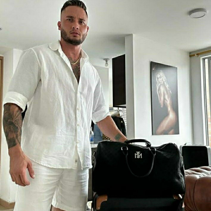 Robert Yepes in LOOKY. . Set  ti go back to t...
