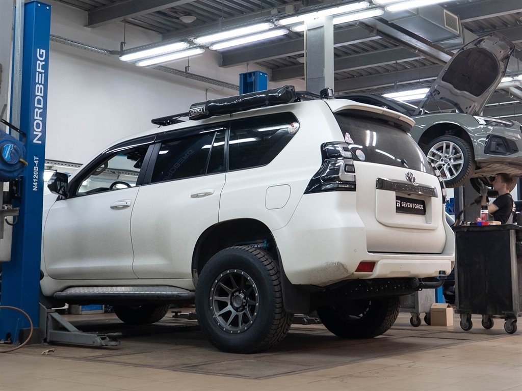 Toyota Prado 150. Ставим HPB 355x28mm 6 поршней.

✔️Toyota Land Cruiser Prado 150 — один из самых популярных внедорожников на рынке, который ценится за свою надёжность, комфорт и отличные внедорожные качества.

✔️Владельцы Toyota Land Cruiser Prado 150 делятся на два лагеря: тех, кому штатных тормозов достаточно для повседневной езды, и тех, кто сталкивается с рядом проблем.

✔️Перегрев - главная проблема штатных тормозов. Тяжелый рамный внедорожник со штатными дисками небольшого диаметра (их видно на фото) и низкой теплоемкостью склонен к перегреву после нескольких интенсивных торможений, что приводит к падению эффективности торможения.

✔️Многие жалуются и на «ватную», недостаточно информативную педаль, нехватку замедления, особенно с ростом пробега. Этот эффект усиливается при полной загрузке или буксировке прицепа.

✔️Озвученные проблемы - ещё не все. Но решение одно- замена на более качественные аналоги.

Установка усиленных, увеличенного размера тормозов с перфорацией и многопоршневыми суппортами направлена на достижение четкой, линейной и прогнозируемой связи между усилием на педали и замедлением без «ватности». А также на торможение без перегревов. 

▪️В случае с этим авто 17-дюймовые колёса этой Toyota Prado 150 несколько сужают круг подходящих решений. Но у нас есть вариант на все случаи - выбраны комплекты тормозов HPB для данного автомобиля. 

Они состоят из: дисков 355×28 мм и 6-поршневых кованых суппортов - передняя ось. Для задней оси диски 355x28мм, 4 поршня суппорт. 

✔️Разницу можно увидеть на фото. 

------------------
По любым вопросам вы можете написать нам в чате Looky