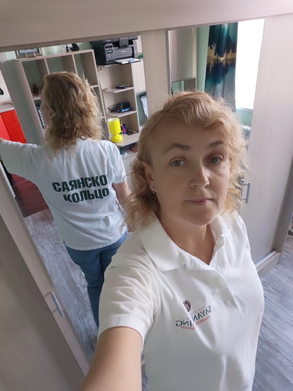 Подарок турфирмы - белую футболку поло с надписью - ношу с превеликим удовольствием, вспоминаю Саяны 👍😀