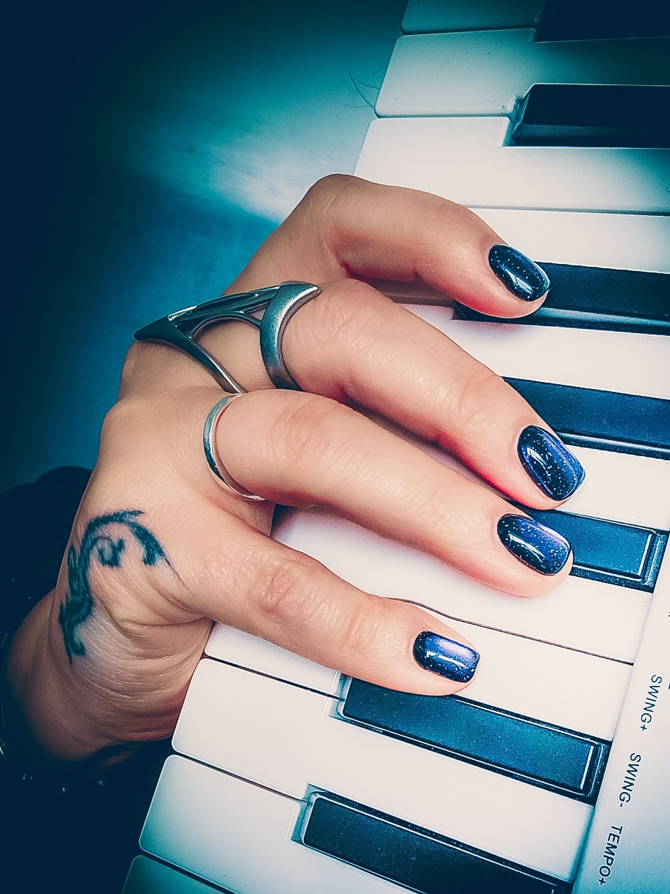 У меня всю жизнь короткие ногти. 💅

В музыкальной школе, в колледже было строгое правило: ногти под ноль, никаких ярких цветов.

На счёт цветов я бы поспорила, а вот с длиной-нет. Я не говорю, что их надо коцать под ноль, но при правильной постановке руки на фоно (см. второй слайд) ногти чуть подлиннее уже будут вам мешать:
они будут ездить по клавишам, задевать. Плюс мы чувствуем клавишу подушечками пальцев, что важно для музыканта.

И я настолько к этому привыкла, что иногда хочется длинные ногти (дороХо-бохато), но меня хватает на 2 недели: потом они начинают бесить. И я их спиливаю.

Вот такая профдеформация получается.А у вас есть какие-то такие фишки, связанные с работой?

[#фортепиано ](фортепиано) [#постановкаруки ](постановкаруки) #ногти [#короткиеногти ](короткиеногти) [#музыкант ](музыкант)[#клавиши ](клавиши)и