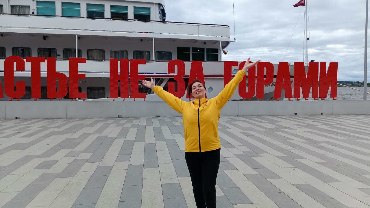 А вы не замечали, что сентябрь чем-то похож на Новый год? 

Новые планы, желание обновления и обучения новому. Сентябрь никого из нас не оставляет равнодушным, ибо все мы родом из детства. В памяти навсегда букеты гладиолусов, запах класса после каникул, звук мела по доске и солнечный луч на парте. 

Недаром, осенью возрастает спрос на курсы и обучения для взрослых. Век живи, век учись)) 

Я, как заядлый курсоголик, не смогла пройти мимо курсов по СЕО, нейросетям, кодам для интернет-магазинов. Записалась на бесплатные обучения для предпринимателей Свердловской области. В предвкушении всего этого великолепия, продолжаю работать с заказчиками и проектами. 

Единственный проект, который я покинула с сожалением, это последние 8 лет работы секретарём в музыкальной школе. Очень эмоционально проводили меня любимые коллеги и просто замечательные люди. Расставаться действительно было жаль. И я шла к этому решению долго, понимая, что невозможно быть эффективной во всех сферах. Нужно выбирать. 

И я выбрала свой путь. Я предприниматель. Создаю сайты для бизнеса. Постоянно обучаюсь, чтобы дать максимальную пользу владельцам сайтов и пользователям интернет пространства. 

Верю, что счастье не за горами. Оно здесь и прямо сейчас.

А как вы решаетесь на перемены в жизни? Обдумано или скоропалительно?))
