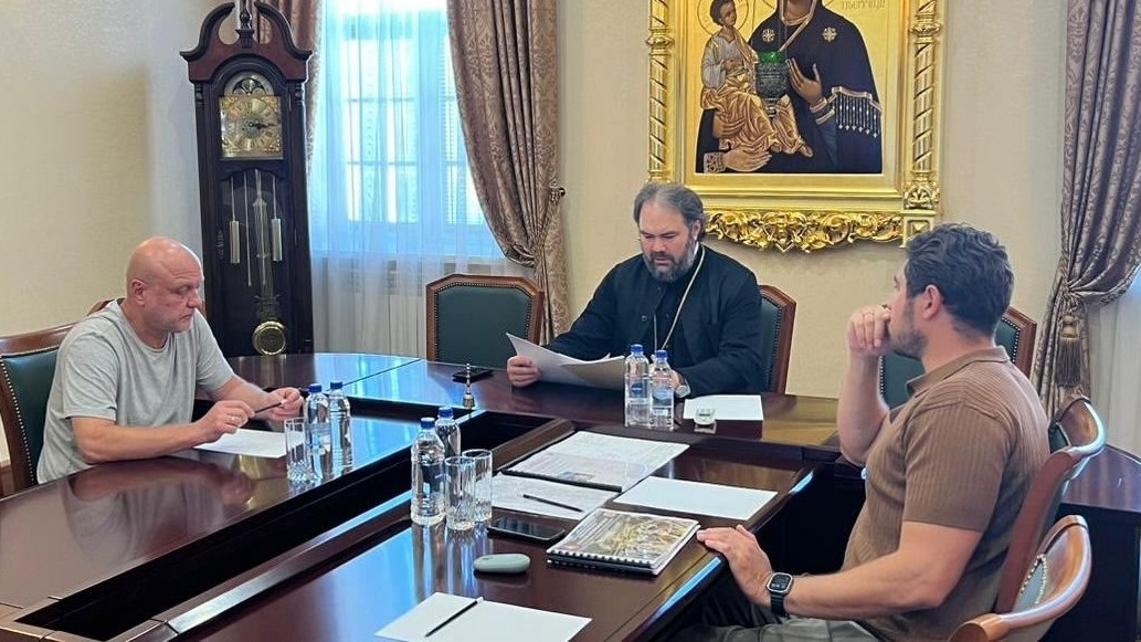 В июле 2025 года в здании Альметьевского Епархиального Управления прошло важное рабочее совещание под руководством епископа Альметьевского и Бугульминского Мефодия. Так же в совещании приняли участие руководитель ООО "Призма" и представитель ПАО "Татнефть".

Центральная тема обсуждения — реконструкция Казанского Кафедрального собора города Альметьевска.

В рамках совещания были рассмотрены ключевые аспекты предстоящих работ. Особое внимание уделено вопросам технического оснащения храма, включая модернизацию системы звукового обеспечения (СЗО), предназначенной для улучшения акустики в верхнем и нижнем храмах. Это позволит обеспечить комфортное восприятие богослужений и мероприятий всеми присутствующими.

Также участники обсудили проекты по архитектурно-художественному освещению (АХО) фасадов собора и прилегающей территории, которое станет важной частью архитектурно-художественной концепции всего комплекса.
Подсветка фресок и живописных элементов внутри собора играет ключевую роль в создании уникальной атмосферы интерьера собора. Грамотно подобранное освещение позволяет раскрыть глубину красок, детализацию изображений и эмоциональность композиций.

Кроме технических аспектов, епископ Мефодий определил конкретные шаги по дальнейшей реализации проекта реконструкции. 

Совещание завершилось принятием конкретных решений и распределением обязанностей между ответственными лицами.

Следующий этап включает согласование всех проектов и начало практической реализации намеченных планов.

Таким образом, работа над восстановлением Казанского Кафедрального собора выходит на новый уровень, обещающий вернуть собору его первозданную красоту и сделать его значимым культурным центром региона.

#АХО #архитектурнохудожественнаяподсветка #ПРИЗМА #АХО #художественноеосвещение #подсветкафасада #проектирование #светотехническийрасчет #моделирование #нижнийновгород #Россия #PRIZMA #ПРИЗМА #ОКН #обслуживаниеАХП #парковоеосвещение #СТР