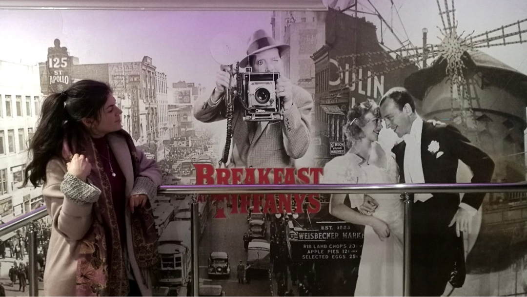 Дело было в 2019 году. 
Тогда еще стоял киноцентр «Соловей» около станции метро Краснопресненская. Это был мой самый любимый кинотеатр! Там было больше 20 залов, крутили фильмы очень долго и зачастую фильм можно было увидеть только в этом месте. Но потом здание решили снести . Мы специально пошли туда за неделю до сноса, попрощаться с прекрасным местом 😢 
Все стены были расписаны посетителями. Люди писали пожелания, мысли, истории, слова благодарности. Я конечно же тоже черканула свое «Фи» , мол всех денег не заработать. 

Уже 2023 год, а там до сих пор не достроили Апартаменты. К слову, цены сумасшедшие. Даже не представляю, откуда у людей столько денег… 
Очень жаль, что действительно крутые места закрывают ради прибыли😢