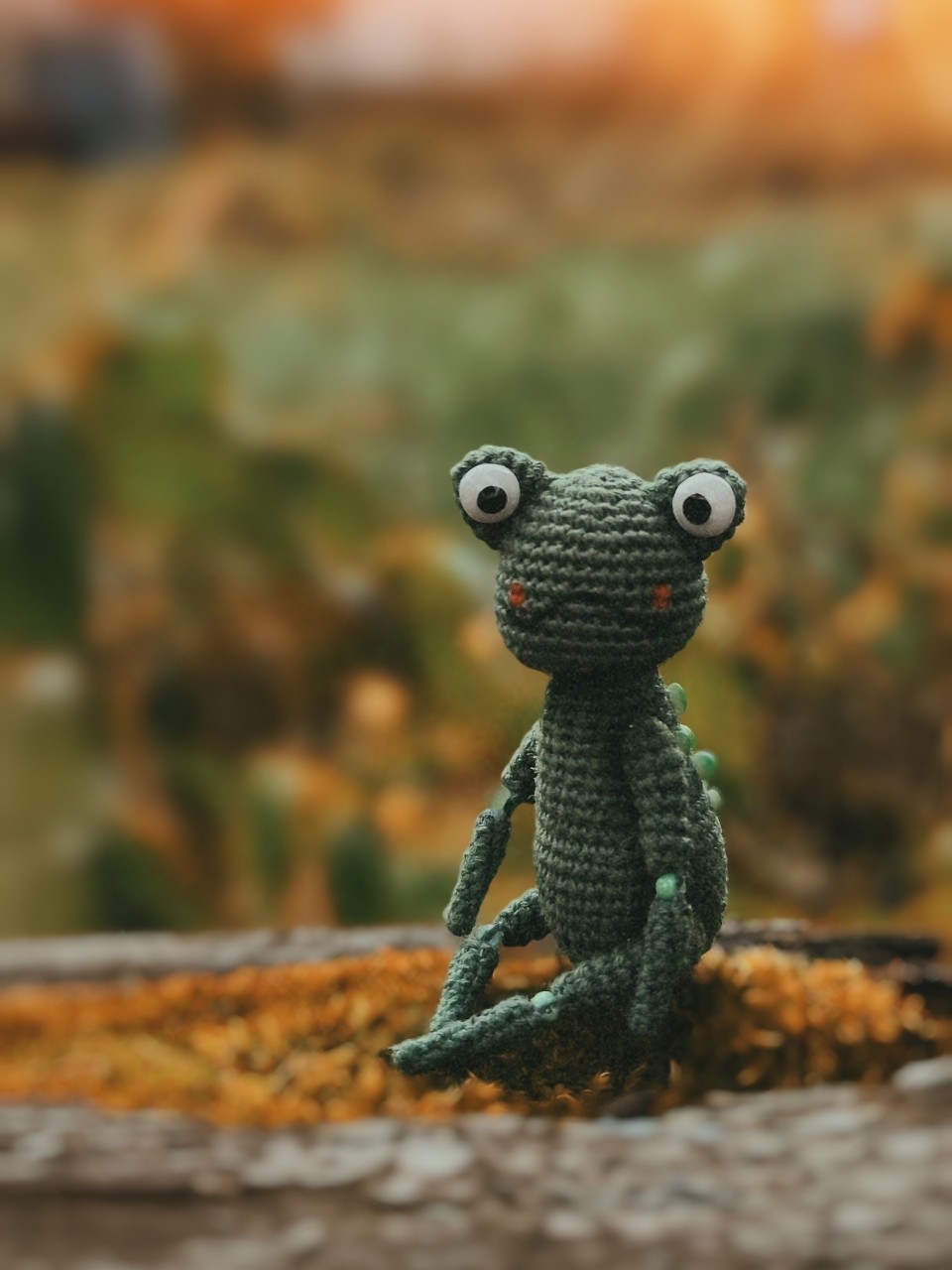 Знакомьтесь, жабик Алексей 🐸😄 В детстве у меня была мягкая игрушка - лягух Лёша (доказательства из альбома с детскими фотографиями в конце карусели ☺️), поэтому, когда я увидела этого жабика, волна воспоминаний так и нахлынула 😭 Конечно, этот Мистер Жабс (как было указано в объявлении автора) не похож на моего друга Лёшку, но он вполне может стать моим компаньоном в путешествиях - жабиком Алексеем 😄