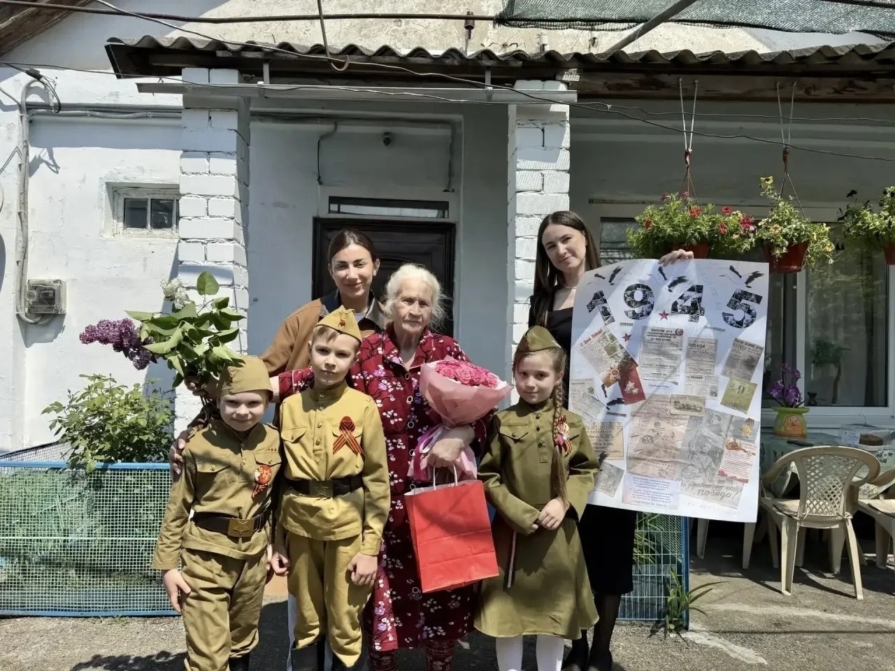 Всегда мы с долей грусти встречаем это великий памятный день — День Победы! Сегодня мы благодарим наших дедов за героизм и отвагу, за мирное небо и улыбки детей — это бесценно. Хочу каждому пожелать побольше доброты, здоровья, спокойных дней, истинной дружбы и безграничной веры в себя и в лучшее в мире. Желаю вам любви, светлой радости, счастья и гармонии в семье. Берегите родных, их любовь и всегда поддерживайте — это главное.