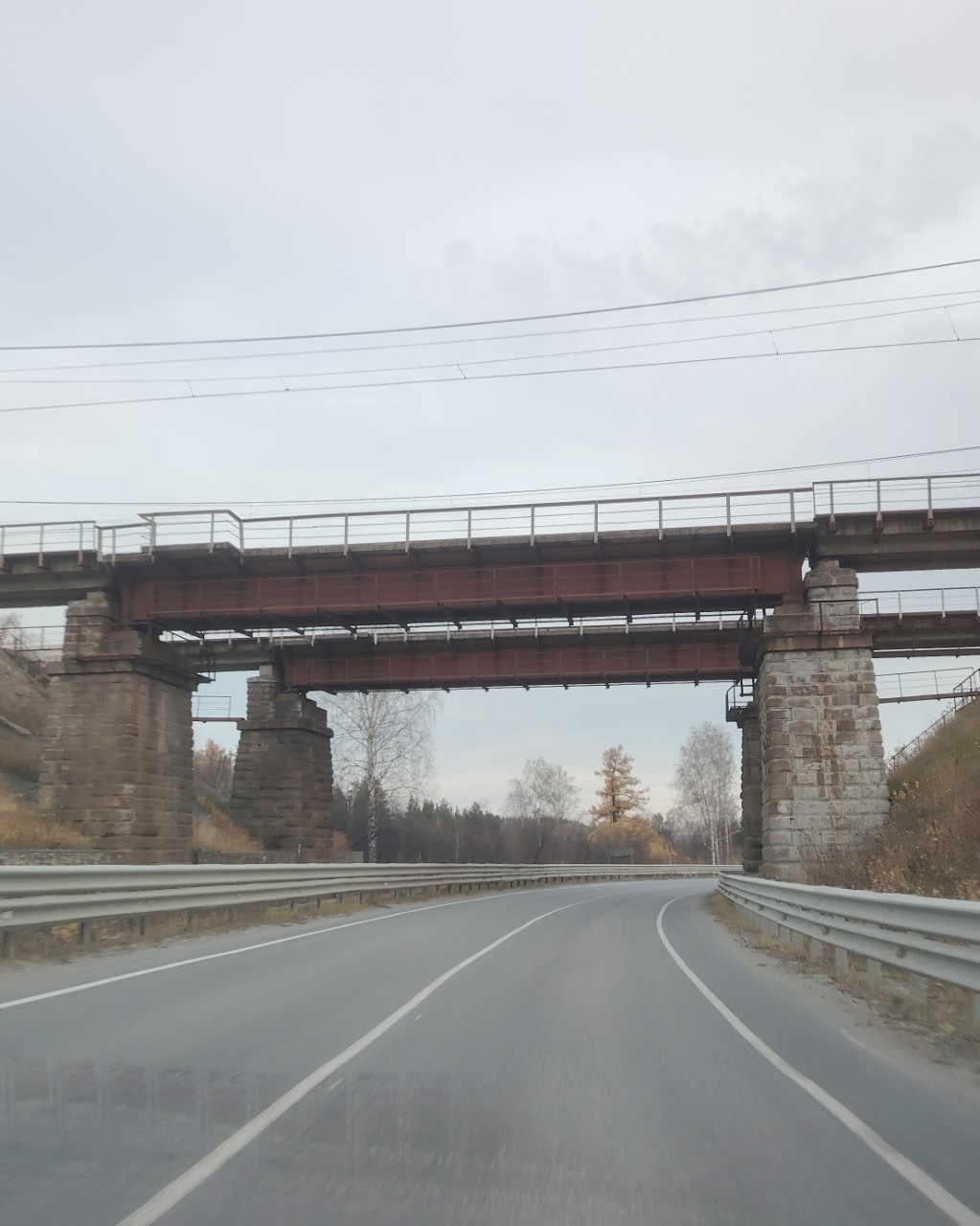 Просто красивый железнодорожный мост над дорогой.

#дорога #железнаядорога #ржд #авто