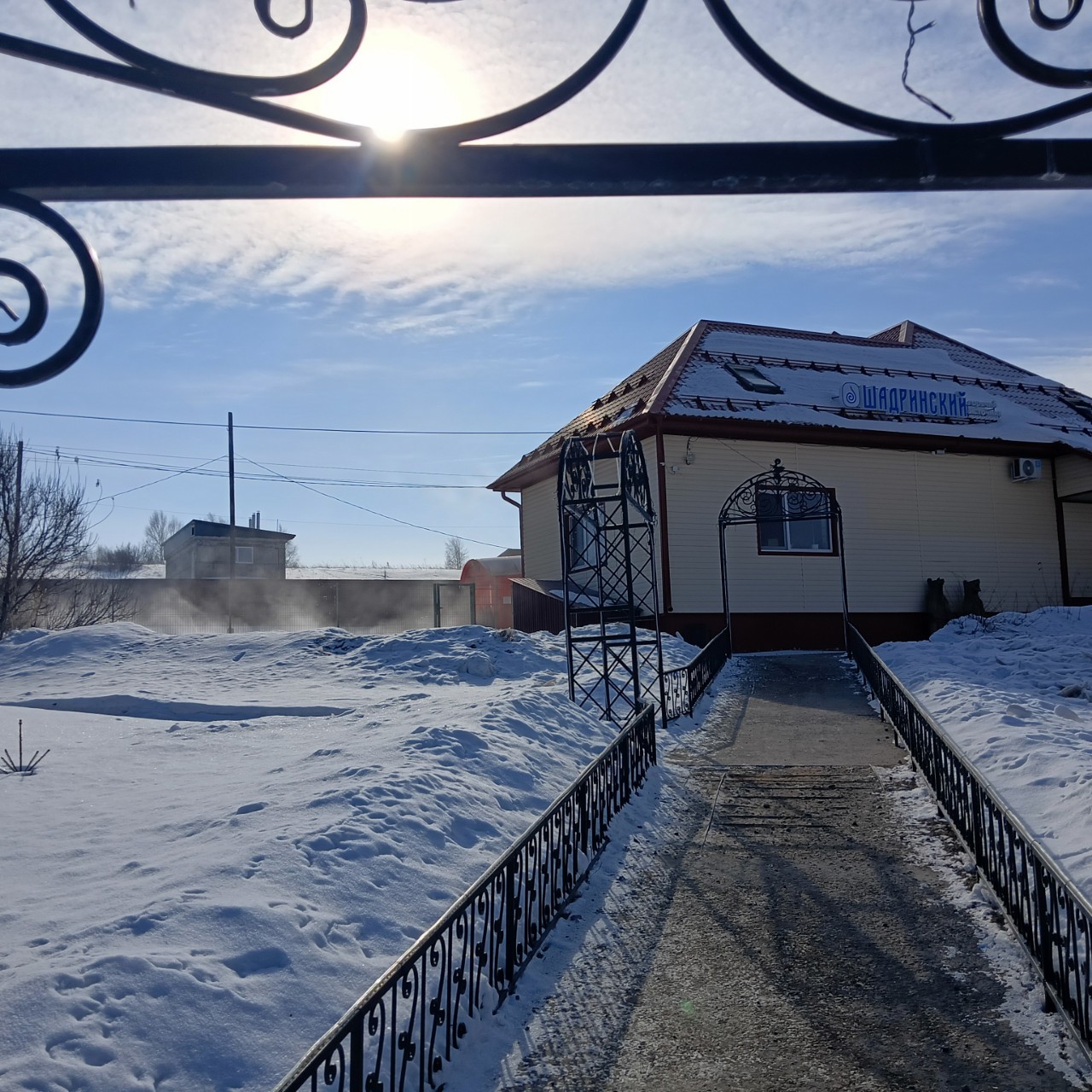 Ездили в Шадринск на горячие источники. Погода стояла -9, но в источнике было тепло и хорошо. Солоная минерализованная вода, сауна, баня, хамам, ледяная и солёная комнаты. Всем этим можно было пользоваться. Ещё бесплатно можно было попить минерализированную воду, и даже набрать её с собой в бутылку. В общем отдохнули хорошо, нам понравилось. 
#отдых #горячийисточник #шадринск #длясемьи #кудапоехать #хамам #сауна #баня #солянаякомната
