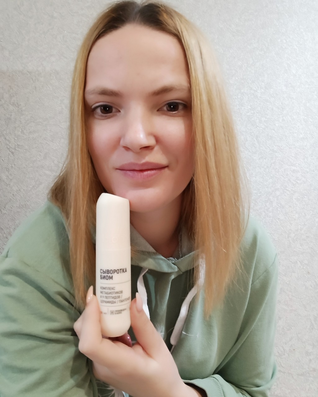 Моя малышка... Сыворотка для лица Biome Serum. Это любовь 💞 одно нажатие - маленькая капелька, легко распределяется на всё лицо, теперь представьте на сколько хватит этой крошки 💪 

🌸На что способна эта малышка? 
Нежная и легкая регенерирующая сыворотка улучшает микробиом, глубоко увлажняет, ускоряет выработку коллагена, который поддерживает кожу в тонусе, разглаживает ее и предотвращает возрастные изменения. Создает липидный барьер, защищая от агрессивных внешних воздействий.

🌸Пробежимся по составу? 
✅Метабиотик-комплекс, состоящий из ферментов и лизатов, продуктов жизнедеятельности бактерий, восстанавливает здоровую миклофлору — помощника в регенерации и защите от агрессивных факторов окружающей среды, барьер для воспалений, препятствие для преждевременного старения.
✅ Комплекс из девяти пептидов повышает эластичность кожи, улучшает ее структуру, увлажняет и предотвращает возрастные изменения.
✅ Церамиды способствуют укреплению липидного барьера кожи и формированию защиты от воздействия внешней среды, помогают удерживать влагу.
✅ Пантенол ускоряет выработку коллагена, который поддерживает кожу в тонусе.
✅ Ниацинамид (витамин B3) глубоко увлажняет и разглаживает кожу, улучшая тон лица.

Доставка есть в любой город России!

#Россия #NL [#уходзалицом ](уходзалицом) [#сывороткадлялица ](сывороткадлялица) #сывороткаБиомNL [#красотаиздоровье ](красотаиздоровье)[#уходзалицом ](уходзалицом)#корейскаялинейкаNL