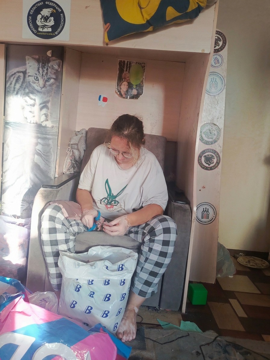 Иногда смотришь на свою неделю и думаешь: «Ну вроде я вообще не сидела без дела…» 😂

А сил почему-то всё равно нет.

Эта неделя у нас получилась очень насыщенная. По утрам то с Макаром в больницу на анализы, то с Егором. Вчера вот Егора на дневной стационар положили с глазами.

Плюс дом, дети, обычные дела.

И где-то между всем этим я ещё сижу и собираю игру для ребёнка. Продумываю, переделываю, снова продумываю… Иногда кажется, что эта игра уже скоро будет мне сниться. 😂

То есть движение есть. Ещё какое!

А вот внутри… батарейка почему-то показывает 1%.

И самое интересное, что я даже не могу сказать, что случилось что-то конкретное. Просто накопилось.

Наверное, иногда мы устаём не от какого-то одного большого события, а от сотни маленьких дел, которые идут одно за другим и не дают нормально остановиться.

Вот сейчас у меня именно такое состояние.

Ничего страшного. Просто немного хочется выдохнуть, перестать куда-то спешить и хотя бы на денёк не думать, что ещё нужно сделать.

А потом, конечно, я снова полезу что-нибудь придумывать. 😂

Потому что спокойно сидеть я всё равно долго не умею.

Но сегодня признаюсь честно: я устала.

И, наверное, иногда это тоже нормально.

А у вас бывает такое? Когда вроде весь день в движении, а внутри ощущение, что заряд закончился совсем?