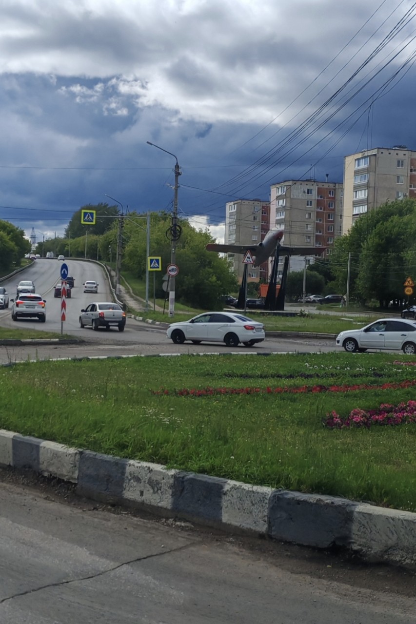 Это моя первая, но не последняя бродилка в г. Димитровграде Ульяновской области. Планирую точно ещё две поездки. Город разделён на две части: старый и соцгород. Я посетила историческую часть города.

Начну с транспорта. С АС «Верхняя Терраса» (Ульяновск) до АС «Димитровград» проезд на автобусе стоит 550 рублей, а из Димитровграда до Верхней билет стоит 391 рубль. Общественный транспорт в Димитровграде лучше, чем в Ульяновске. Преобладают автобусы, хотя есть и «Газели». Не знаю, как в выходные и в ночное время, но в будний день днём автобусы ходили исправно. Не было такого, чтобы я час стояла на остановке в ожидании нужного мне автобуса. А потом я вернулась в Ульяновск и ощутила «прелесть» ульяновского транспорта и бесконечных светофоров. Проезд в Димитровграде очень интересно стоит: на автобусе 42 руб. 10 коп., в «Газельке» — 42 руб. 30 коп. Оплатить можно наличными, картой и по QR-коду. У меня вообще никаких проблем не возникло. Из особенностей: оплата за проезд производится при выходе из транспорта.

В городе много исторических и купеческих домов, но многие из них в плачевном состоянии. Много памятников, которые тоже требуют реставрации и ухода. В городе нашла только один действующий фонтан, все остальные, даже на площадке перед Домом Советов, не работали.

В целом город очень зелёный. Много клумб, парков. Центральную роль в прогулочных зонах играют пруды. Я лично посетила Марков пруд с мостом влюблённых и Верхний пруд с ручными уточками.

В целом город хороший, только барина для порядка не хватает. Вот видно: ещё чуть-чуть, и город придёт в запустение.
#Регион73 #ульяновская_область_73 #Димитроаград