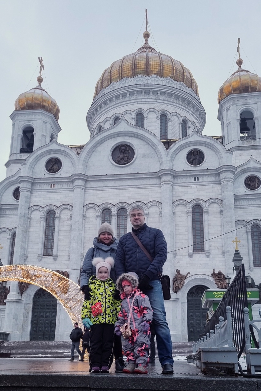 Москва на новогодние праздники прекрасна!!! ❤️

Погуляли с семьей и сестрой моей жены по центру. На Красной Площади людей много, но давки нет. Рядом веселья ярмарка с русскими народными песнями.

Отдельно всем рекомендую посетить смотровую площадку Храма Христа Спасителя! Виды потрясающие! Высота как раз такая какая нужна для хорошего обзора центра нашей прекрасной Столицы! 🌃

#семья [#новыйгодвмоскве ](новыйгодвмоскве)#обожаюдочек [#храмхристаспасителя ](храмхристаспасителя)
