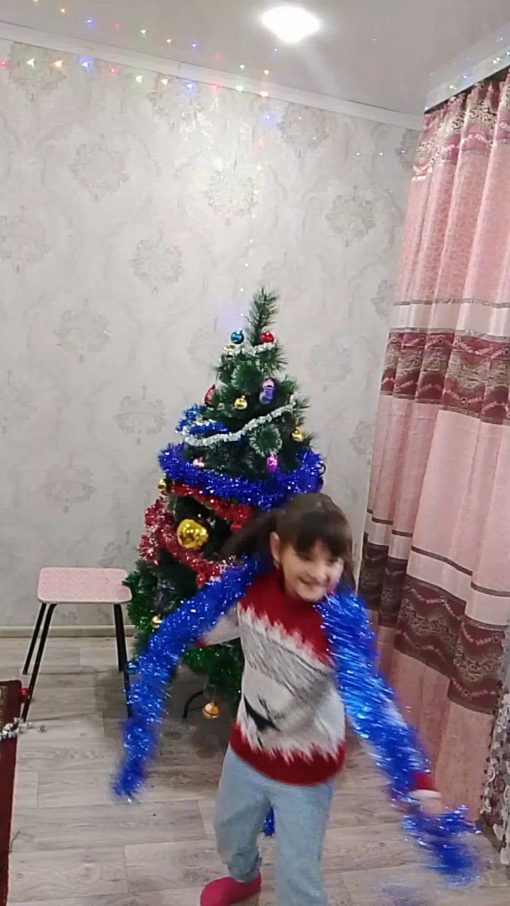 Раяна в LOOKY. #НовыйГод,#СемейныеТрадиции,#ВместеСДетьми,#УютныйДом,#ЁлкаСвоимиРуками,#МаленькиеЧудеса. 🎄✨ Вместе — всегда ...