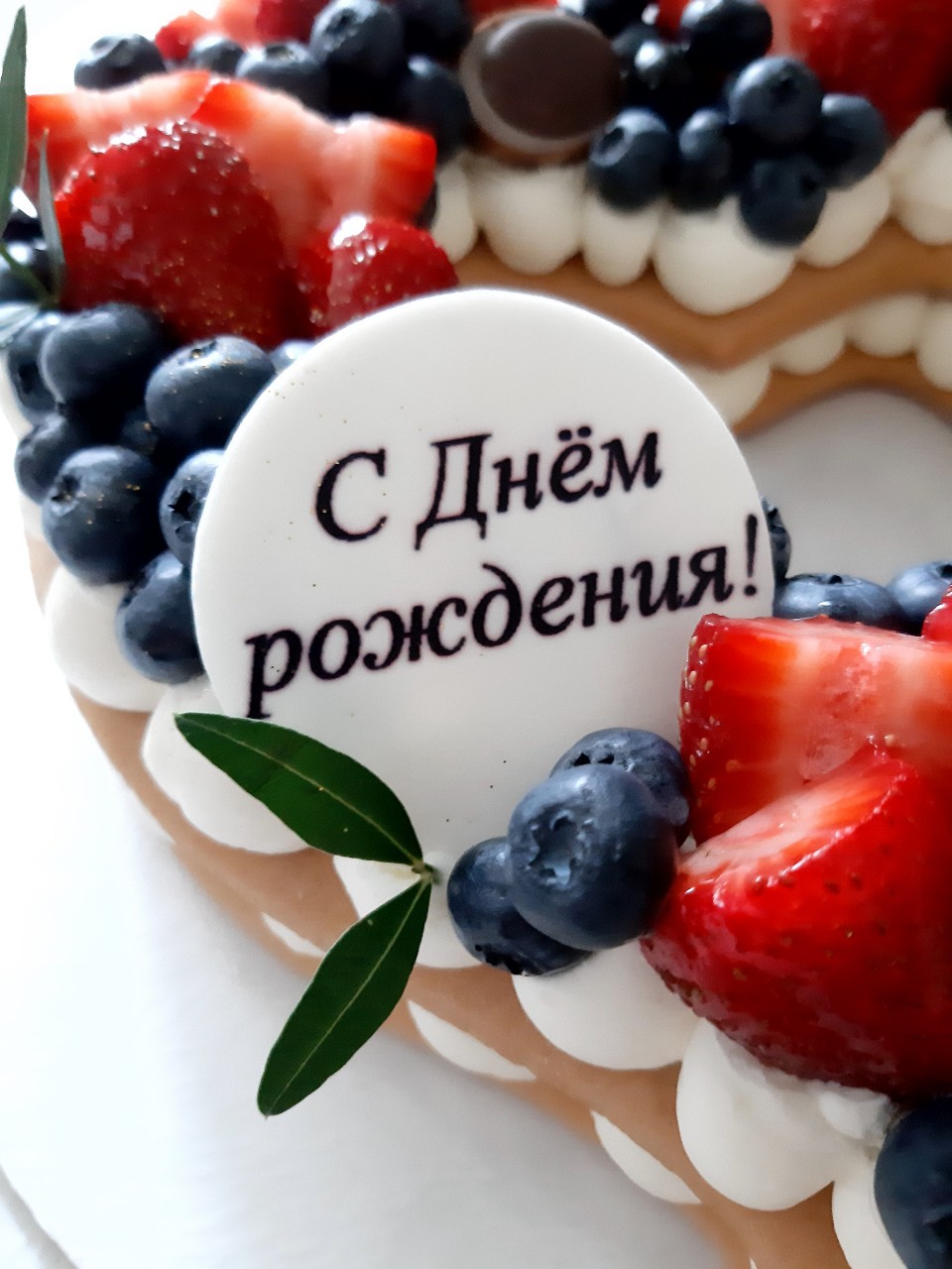 У каждой семьи есть свои маленькие традиции и пунктики. Наш семейный тортиковый квест длился ровно 18 лет.
Всё дело в том, что кондитер, у кого мы заказываем тортики, в августе всегда уходит в отпуск. Мы смирились... И вот настал день совершеннолетия нашей доченьки. За три дня я робко написала мастеру, оказывается, она начала уже работать!!! Совершеннолетие получилось невероятно сладким во всех смыслах. Спасибо огромное нашему волшебнику-кондитеру за то, что закрыла наш многолетний гештальт! Теперь будем копить желания уже для взрослой жизни ❤️
#kamenskuralskiy #kamensk #18лет #совершеннолетие #торт
