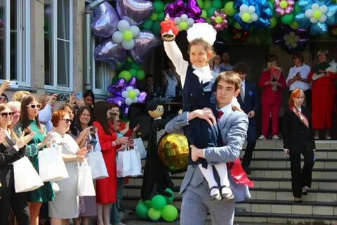 Задача родителей - не заставить ребенка полюбить школу. Не вырастить отличника. Важнее сохранить в нем желание задавать вопросы. Сомневаться. Оставаться человеком. Дети редко становятся такими, какими мы просим их быть. Гораздо чаще - такими, какими видят нас. Возможно, самое большее, что мы можем сделать, - не лгать хотя бы самим себе!