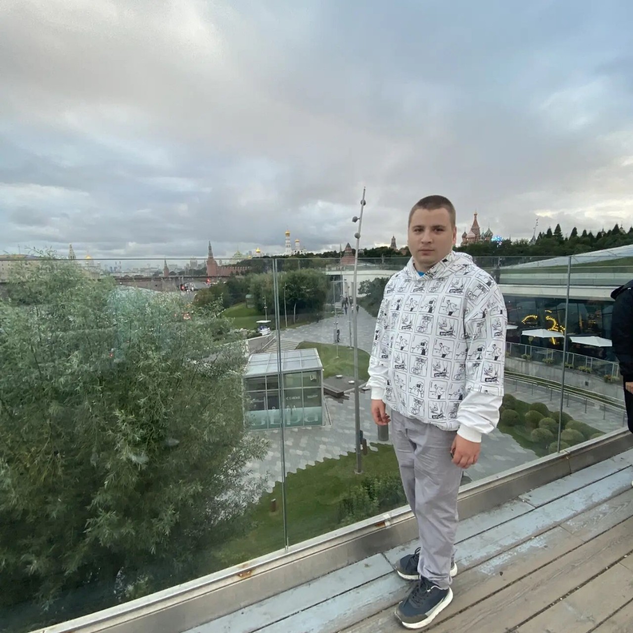 Магия московского вечера в самом сердце столицы. Парк «Зарядье» в лучах закатного солнца и вечерней иллюминации похож на ожившую футуристическую сказку. Огни Кремля, тихий шепот Москвы-реки под Парящим мостом и легкий прохладный ветер. Идеальное завершение дня, когда город сбрасывает дневные заботы и примеряет свой самый красивый — ночной — наряд.