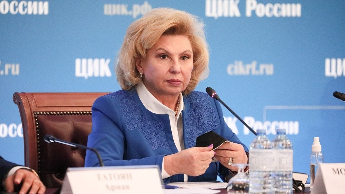 Уполномоченный по правам человека в РФ Татьяна Москалькова выступила с двумя важными инициативами в сфере пенитенциарной системы.

На коллегии ФСИН она предложила разрешить заключённым приобретать электронные книги в магазинах ведомства за собственные средства.

Это, по мнению Москальковой, расширит доступ к информации и улучшит условия содержания.

Сейчас, согласно правилам внутреннего распорядка, принятым Минюстом в 2022 году, заключённые могут пользоваться электронными книгами, но только если они есть в библиотеке учреждения.

Вторая инициатива омбудсмена касается права на краткосрочный выезд за пределы исправительного центра, например, для участия в похоронах близких.

Москалькова считает необходимым законодательно закрепить это право, обеспечив тем самым соблюдение гуманитарных принципов.

Обе инициативы направлены на улучшение положения заключённых и повышение уровня соблюдения их прав.