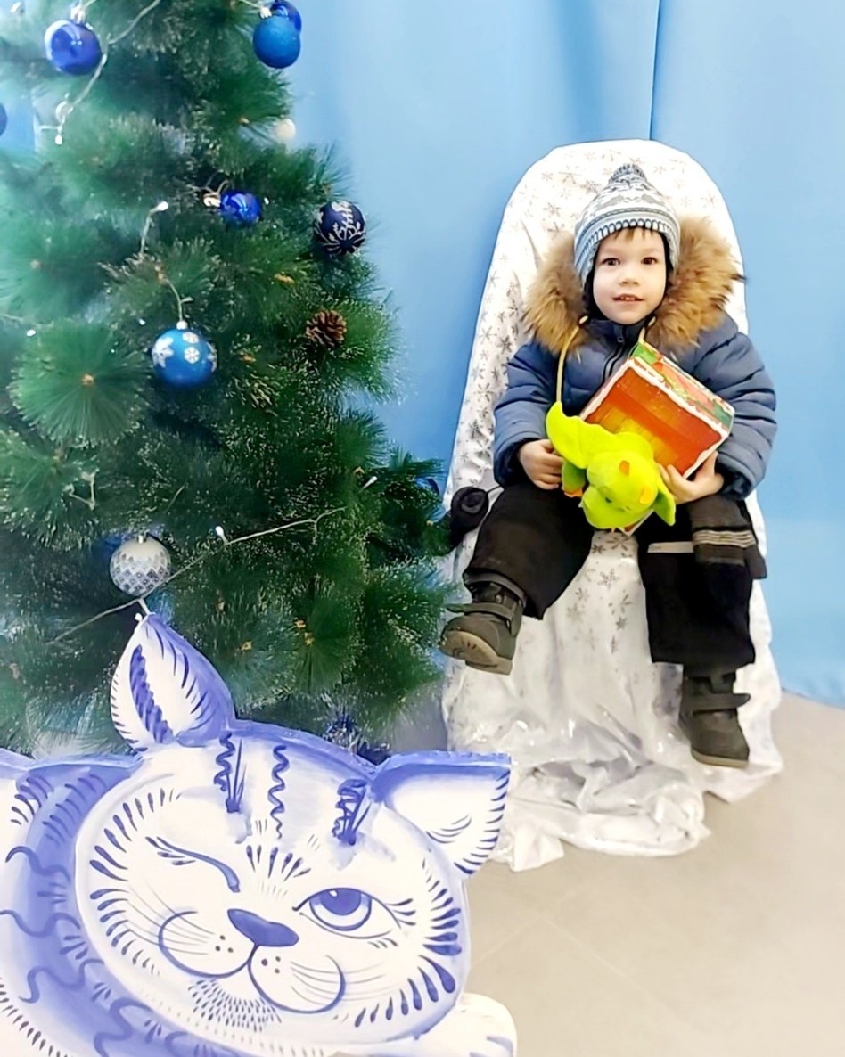 Сын первый раз получил Новогодний подарок 🎁  из садика 🎄..

До Нового года осталось 6 дней 💥💥

Всех поздравляю с Наступающим новым годом‼️