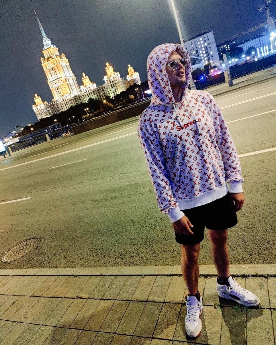 Alex Tov in LOOKY. . 