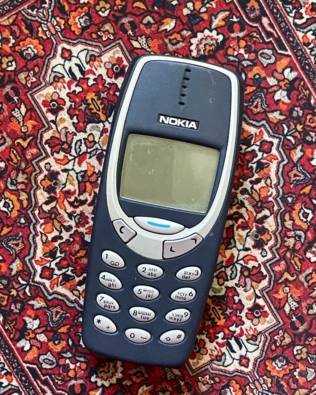 Легендарный Двухдиапазонный сотовый телефон фирмы #Nokia. Выпущен в сентябре 2000 года, заменил модель #Nokia 3210. Является одной из самых удачных моделей в истории: было продано около 126 миллионов аппаратов. Снята с производства в 2005 году.