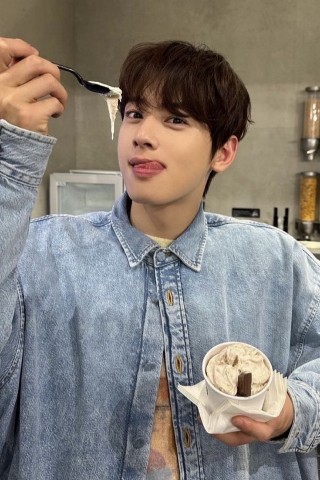 Chan в LOOKY. . 나는 얼음이지만 아이스크림을 마시고 ...