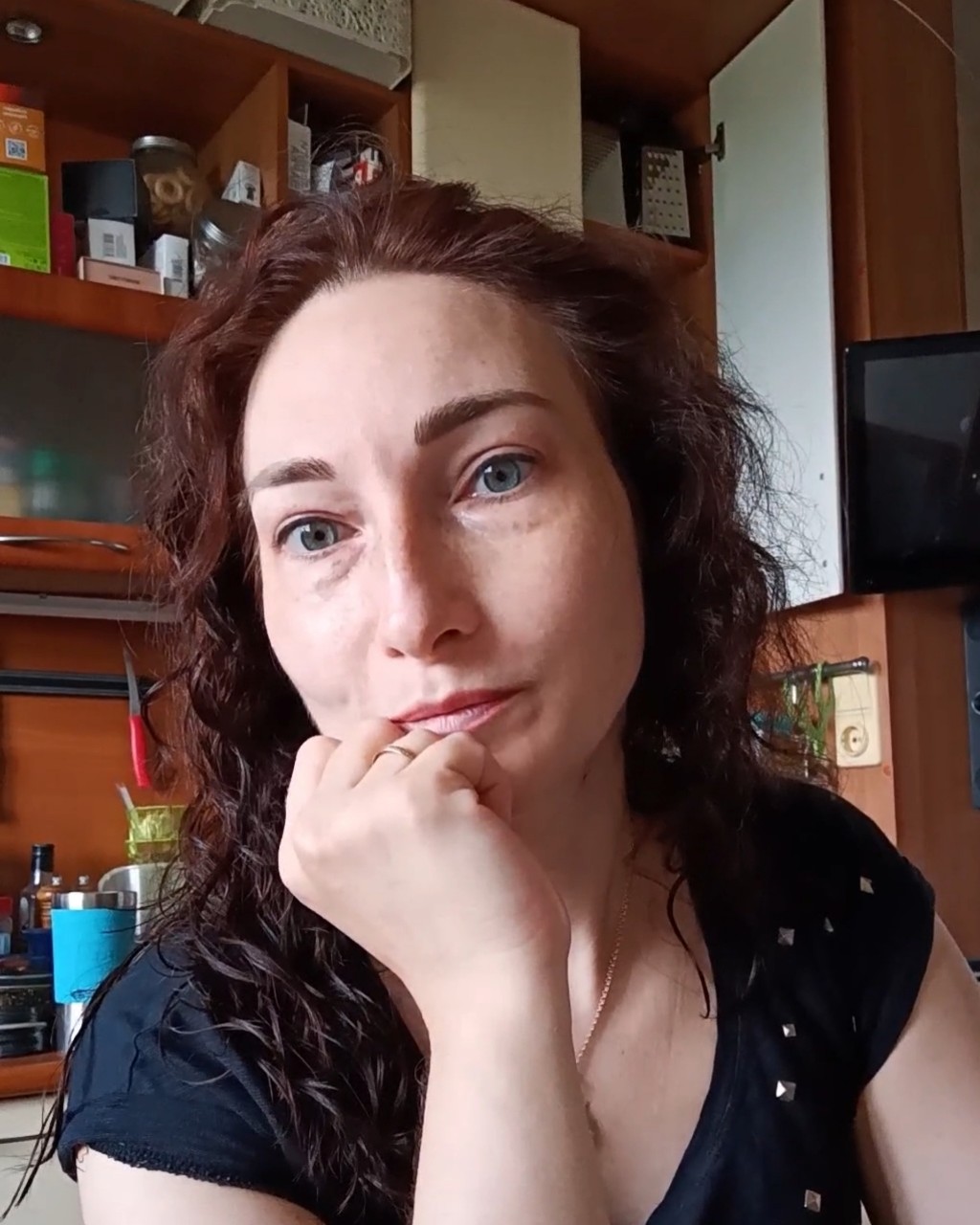 Почему через час после завтрака снова хочется есть

Помните фразу: завтрак съешь сам, обедом поделись с другом, а ужин отдай врагу?

Как ни крути, завтрак — главный прием пищи. От него зависит самочувствие, энергия в течение дня и то, сколько раз вы полезете за печенькой до обеда.

Но вот беда. Большинство людей считают свой завтрак правильным, даже если это бутерброд с колбасой и кофе.

Раньше я тоже этого не понимала. Но после нескольких марафонов стройности и правильных привычек научилась балансировать завтрак, даже когда утром совсем мало времени.

Разберем тот самый бутерброд с колбасой и кофе. Что с ними не так?

Колбаса — это не мясо. Вряд ли в ней много белка, а белок — это строительный материал, который дает долгое насыщение.

Дальше хлеб. Скорее всего обычный белый. Он из муки высшего сорта, а она из обработанных пшеничных зерен. После обработки от них остается один крахмал. Витамины и клетчатка удаляются. Хлеб дает быстрый скачок энергии, но ненадолго. Через час снова хочется есть.

Как я бы дополнила такой завтрак, чтобы он работал?

Во-первых, вместо колбасы взять что-то мясное. Ветчину, например, или запеченную курицу. Хлеб заменить на цельнозерновой, без муки высшего сорта. Или хотя бы с частью цельнозерновых культур. Это уже лучше, чем просто белый.

А еще добавить пару листиков салата или хотя бы огурец и кусочек сыра.

Насыщения от такого завтрака хватит до обеда, и не захочется перекусывать.

Так же можно дополнить и яичницу. В ней уже есть белок. Остается добавить цельнозерновой хлеб или хлебцы и овощи. Их, кстати, можно добавить прямо в яйцо в виде натертого на мелкой терке кабачка.

А еще после таких завтраков не хочется съесть целую шоколадку. Будет достаточно небольшого кусочка.

Ну а если вы не завтракаете вообще, например утром только кофе, попробуйте взять ЕД Смарт капучино или кофе. Разводится так же быстро, как обычный кофе, но дает больше насыщения и закрывает 25% суточной нормы потребности всех микро- и макроэлементов. Уже через месяц почувствуете разницу в самочувствии.

А чем завтракаете вы? Пишите в комментариях, разберем, чем дополнить и сбалансировать.