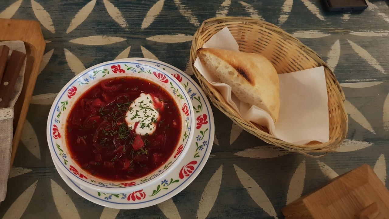 🍅 А это крутейший борщ на свекольном квасе. Богатый, насыщенный вкус,  великолепный цвет и польза - вот, что является особенностью такого борща.
🥕 Прекрасный экземпляр в нашу коллекцию прямиком из беларуского ресторана "Васильки".
#БезБорщаИжизньНища #БорщВтвоемГороде #БорщВмоемГороде