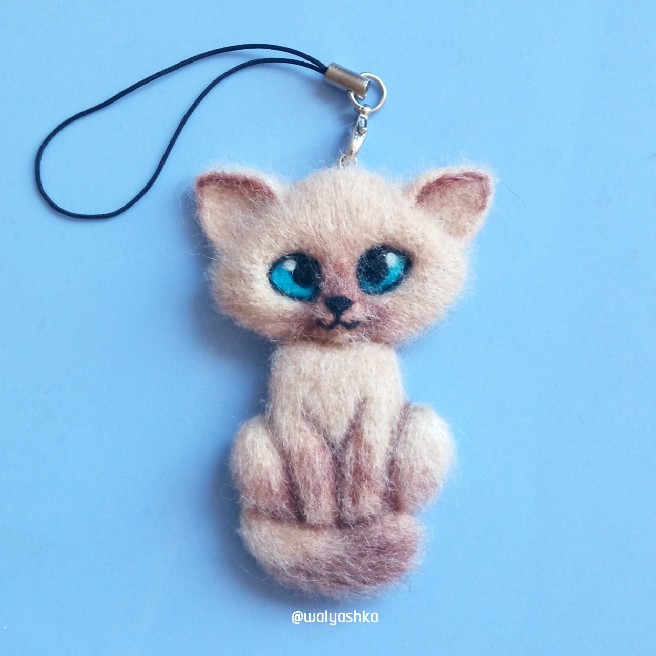 walyashka в LOOKY — Подвеска на телефон. Сделано на заказ. 

шерсть, 7 см

#сухо