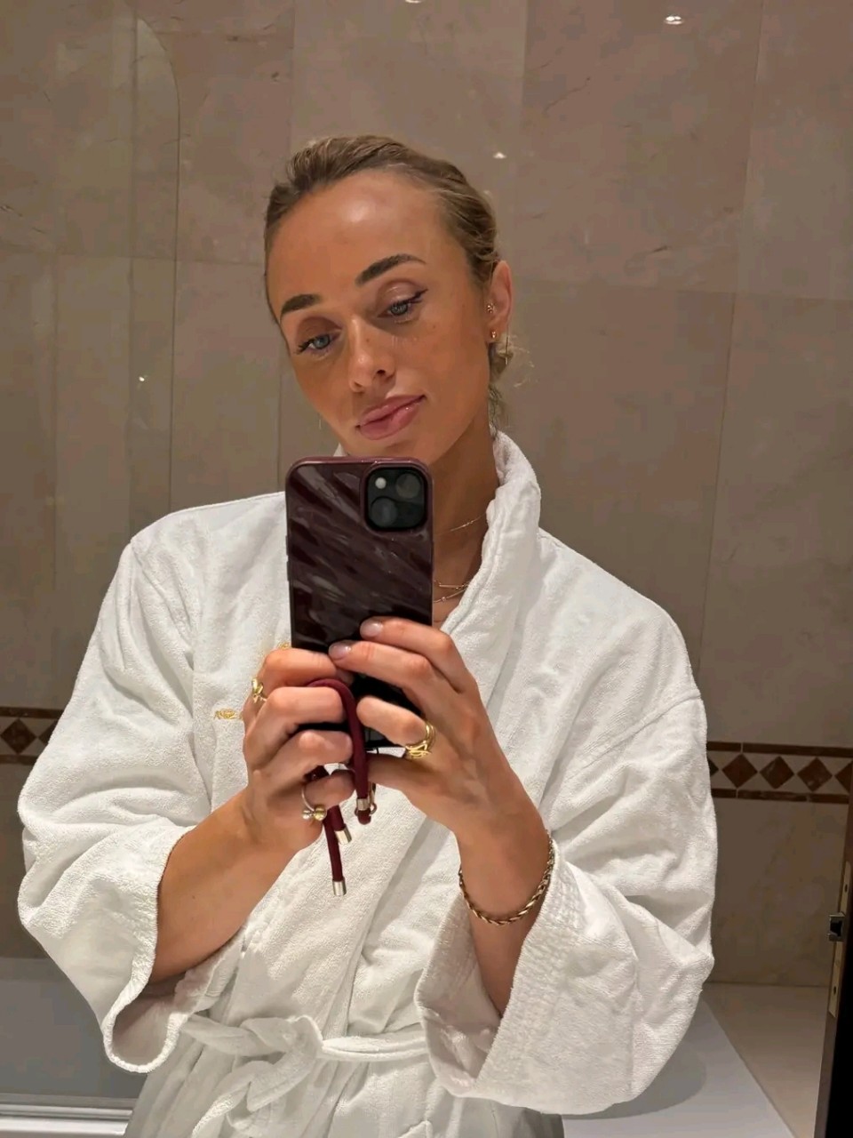  в LOOKY — Дай угадать:Лос-Анжелес?? 
Одета подобающе
Я твой знаток жел
