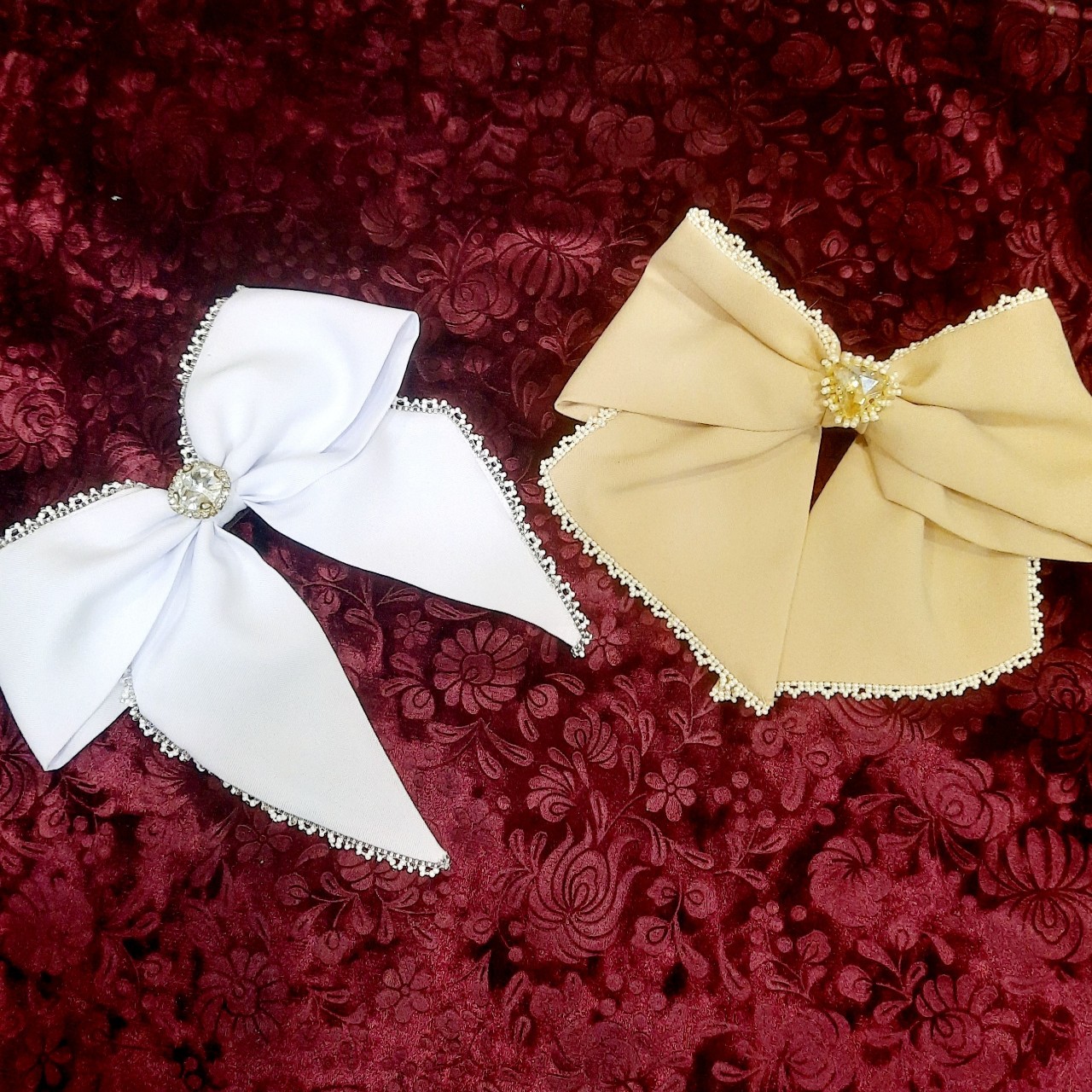 Модный большой #бант "МАЛЬВИНА" .
🌟Прическа является одним из главных элементов стильного образа. Модницы всегда стремились украсить волосы и придать им красивую форму

.  #Бант-заколка "Мальвина" придаст утонченности и женственности образу🌟
💫Бант обшит чешским бисером, узел украшен большим трилиантом.

💫Изнанка #заколка автомат

Цена 750р