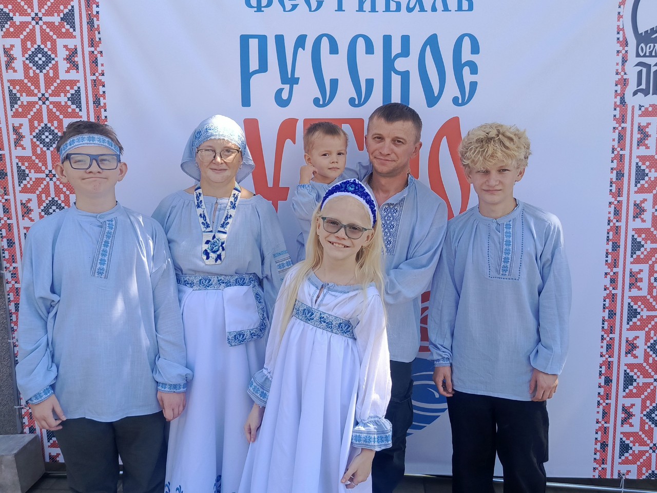 Иногда лучший способ перезагрузиться — просто провести день с семьёй. ❤️

Сегодня у нас получилось совместить приятное с полезным.

С самого утра отправились на праздник в русском стиле. Надели наши костюмы, погуляли, посмотрели выступления, окунулись в атмосферу праздника.

И знаете...
Именно в такие моменты понимаешь, что счастье совсем рядом. Не в каких-то дорогих поездках или грандиозных событиях, а вот здесь — когда рядом самые родные люди, звучит музыка, дети смеются, а ты просто наслаждаешься этим днём.

Отдельной радостью стала встреча с девчонками из проекта «Мама-супергерой». ❤️
Так приятно было увидеться! Жаль только, что времени, как всегда, оказалось мало. Но даже несколько минут живого общения иногда заряжают сильнее, чем целый день переписки.

Ну а потом...Потом всё вернулось на свои места. 😄
Дом, дела, работа, новые идеи.
В последнее время их у меня столько, что иногда ловлю себя на мысли: где бы ещё взять пару часов в сутках? Потому что хочется успеть всё — учиться, творить, писать книгу, заниматься детьми и воплощать новые проекты.

Но именно такие маленькие семейные остановки напоминают мне, ради чего всё это.
Ведь можно очень долго бежать вперёд и забыть посмотреть по сторонам.
А можно иногда просто остановиться, обнять своих детей, провести день вместе... и понять, что именно такие моменты потом становятся самыми дорогими воспоминаниями. ❤️

А вы умеете устраивать себе такие маленькие перезагрузки? Или тоже сначала все дела, а отдых — "когда-нибудь потом"? 😊

#русскоеутро #городскойпарк #фестивальрусскоеутро