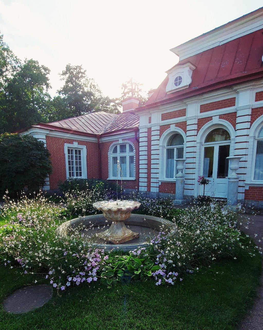 Уютный садик спрятался в  Петергофском парке

#Петергоф [#паркироссии](паркироссии) 
