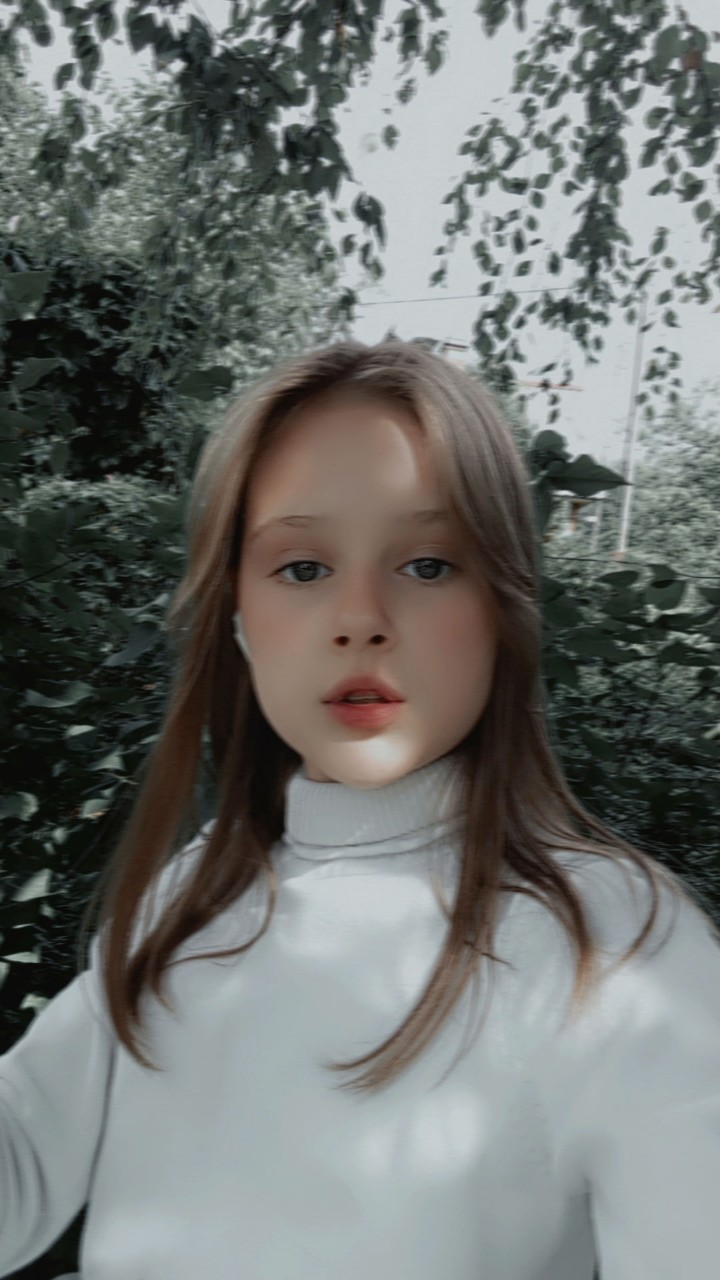 Viktoria in LOOKY. . 