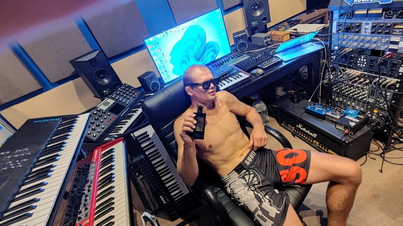 Alex Tov in LOOKY. . make music