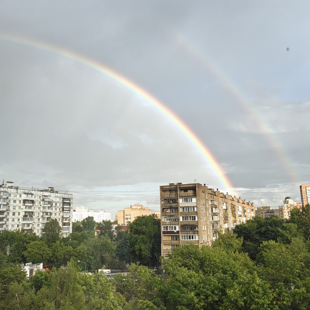 Вот такая красивая двойная радуга появилась у нас после дождя. Не часто я вижу такое. 🙂

#красота #москва