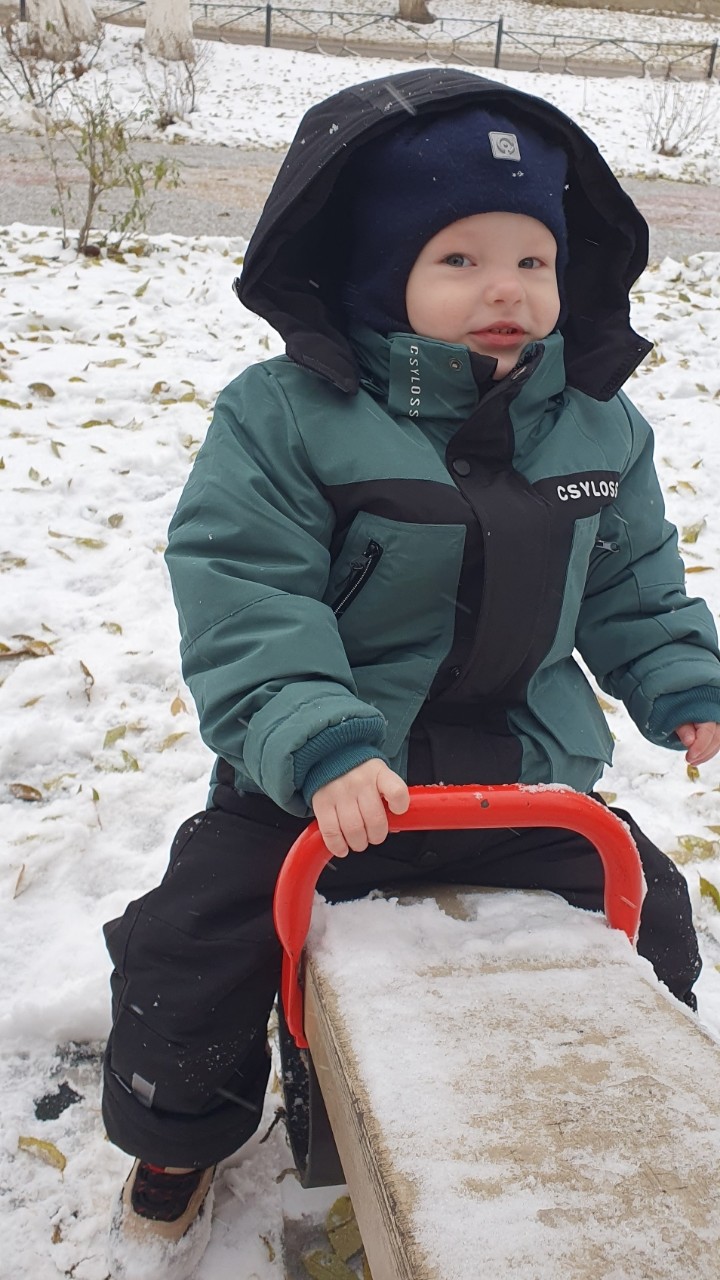 Первый снежок в этом году у Артёма ❄️

Хотела бы я чем то поделиться полезным, но не чем к сожалению. Мы болеем уже то друг за другом, то вместе всей семьёй. Снова на больничный с детского сада. Вирусы всякие сейчас,протекают по разному и последствия от них не очень приятные. Не знаешь что принимать из лекарст, лечит оно или всё таки это понапрасну. Не знаю. Этот год как то чувствуется тяжёлым и морально и в плане физическом🙈 
Но мы не унываем сильно, есть к чему стремиться ❤️🤗 Сколько ещё нужно реализовать желаний🥰 
[#looky_топ ](looky_топ)[#looky_контент ](looky_контент)[#зима ](зима)#сын [#looky_рекомендации ](looky_рекомендации)