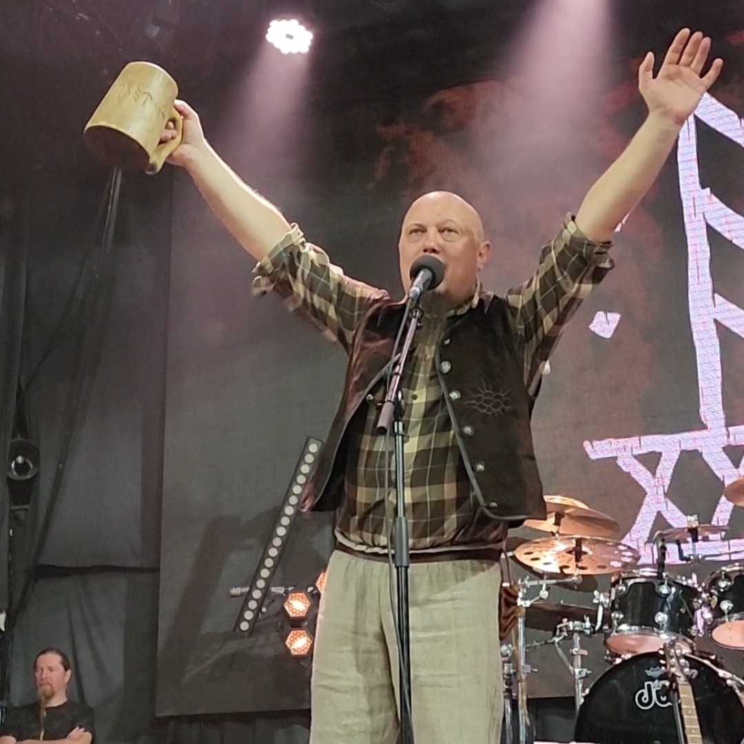 Сегодня побывали с друзьями на юбилейном концерте фолк группы Тролль Гнет Ель. Было  потрясающе атмосферно и здорово) такое чувство что не только окунулась в ностальгические моменты студенчества, но и  перезагрузилась по полной)
